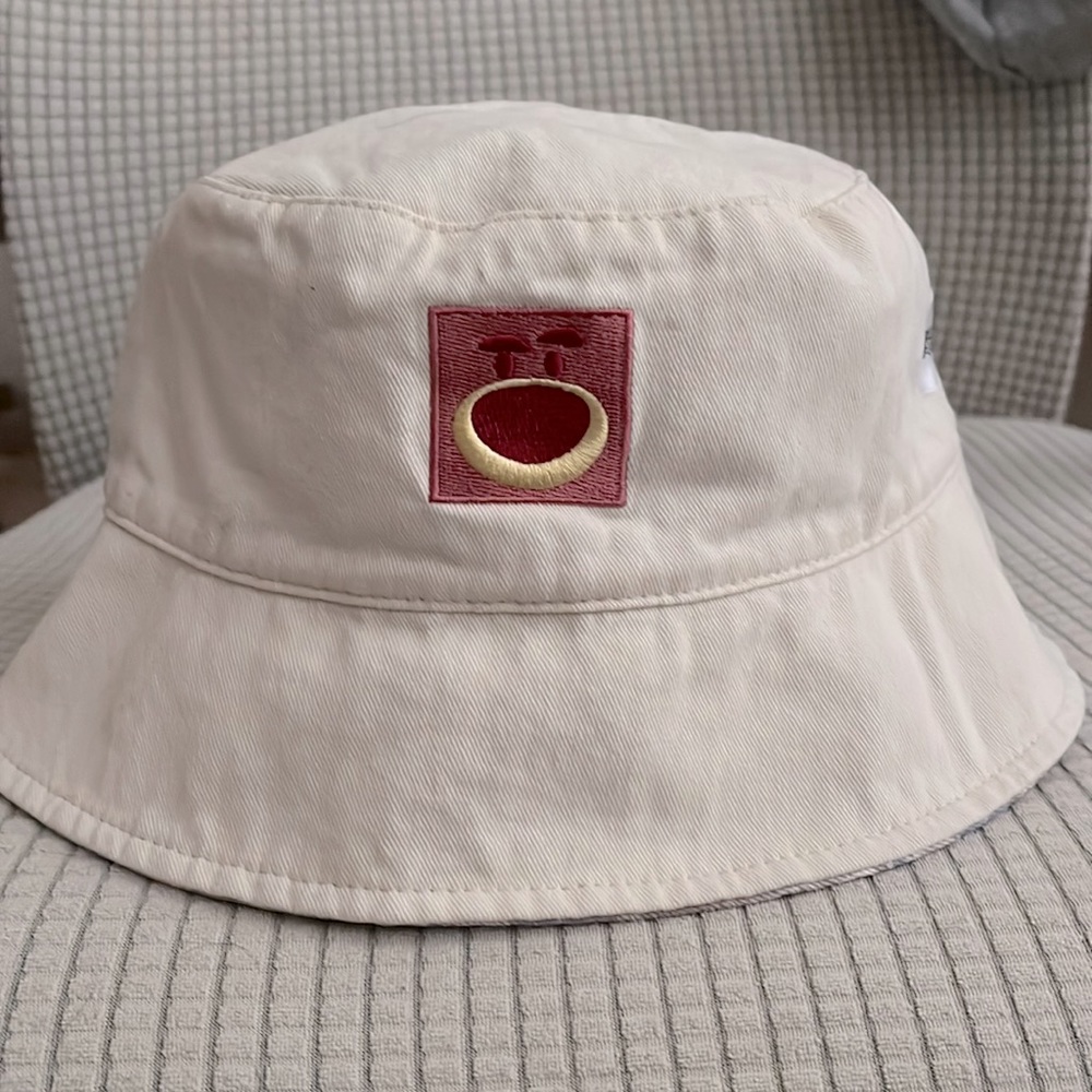 Hugs-a-lot reversible bucket hat🧸💜